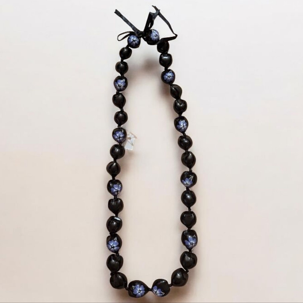 Hawaiian Kukui Nut Lei With Blue Flower Design